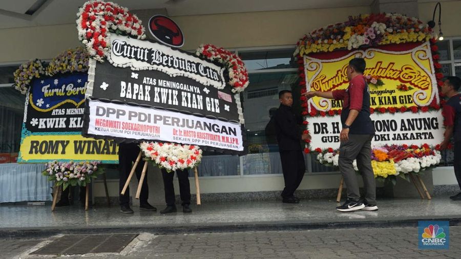 Pekerja membawa karangan bunga di Rumah Duka Sentosa tempat mantan Menteri Koordinator Bidang Perekonomian, Kwik Kian Gie disemayamkan, RSPAD Gatot Subroto, Jakarta Pusat, Selasa (29/7/2025). (CNBC Indonesia/Muhammad Sabki)