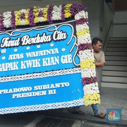 Begini Suasana Rumah Duka Kwik Kian Gie, Karangan Bunga Berdatangan