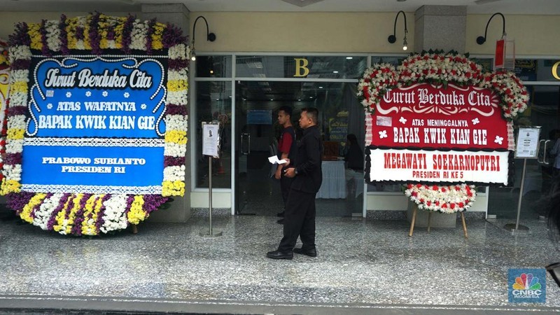 Pekerja membawa karangan bunga di Rumah Duka Sentosa tempat mantan Menteri Koordinator Bidang Perekonomian, Kwik Kian Gie disemayamkan, RSPAD Gatot Subroto, Jakarta Pusat, Selasa (29/7/2025). (CNBC Indonesia/Muhammad Sabki)