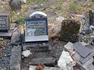 ODGJ di Sidoarjo Ngamuk Rusak Belasan Batu Nisan