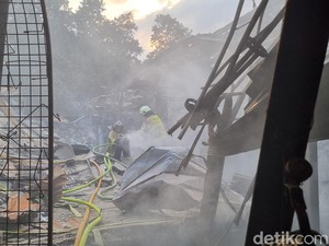 Video: Api Masih Terlihat di Lokasi Kebakaran Pasar Taman Puring