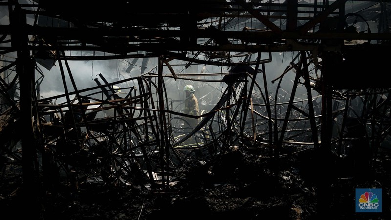 Petugas pemadam kebakaran memadamkan sisa api kebakaran Pasar Taman Puring, Kebayoran Baru, Jakarta, Selasa, (29/7/2025). Petugas pemadam kebakaran memadamkan sisa api kebakaran Pasar Taman Puring, Kebayoran Baru, Jakarta, Selasa, (29/7/2025). (CNBC Indonesia/Muhammad Sabki)