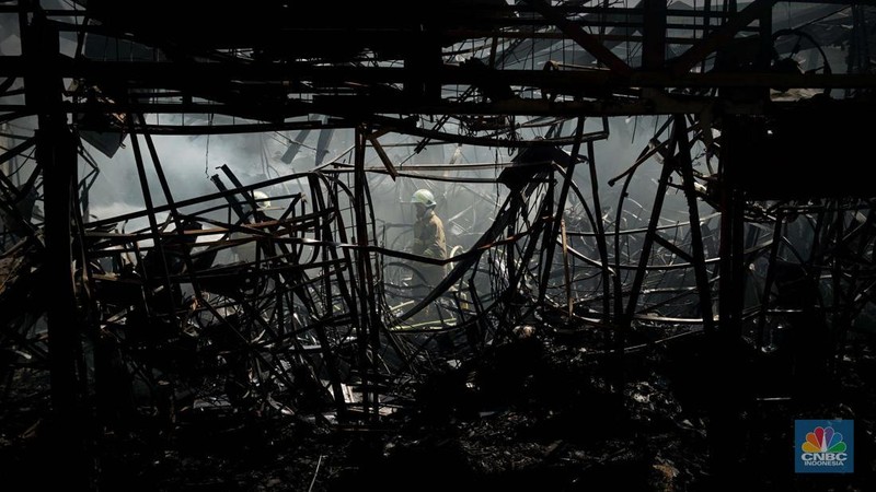 Petugas pemadam kebakaran memadamkan sisa api kebakaran Pasar Taman Puring, Kebayoran Baru, Jakarta, Selasa, (29/7/2025). (CNBC Indonesia/Muhammad Sabki)