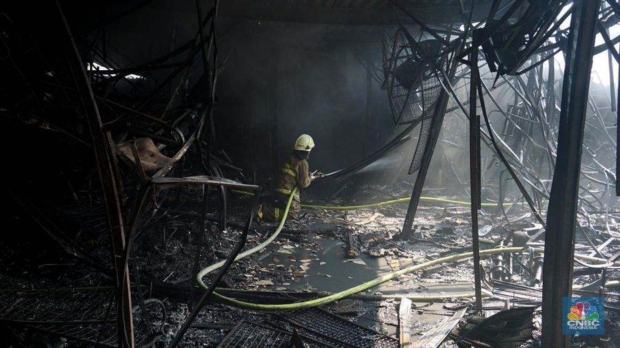 Petugas pemadam kebakaran memadamkan sisa api kebakaran Pasar Taman Puring, Kebayoran Baru, Jakarta, Selasa, (29/7/2025). (CNBC Indonesia/Muhammad Sabki)