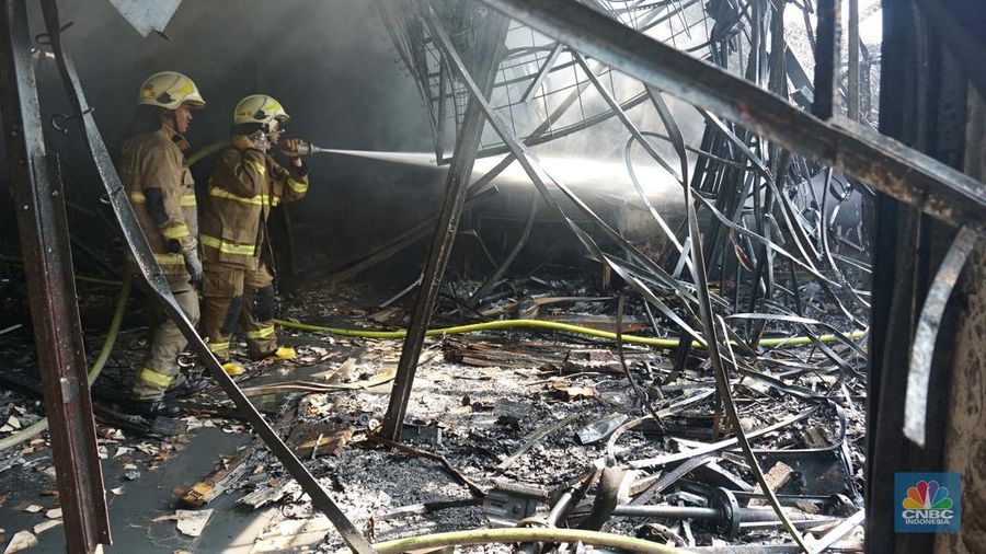 Petugas pemadam kebakaran memadamkan sisa api kebakaran Pasar Taman Puring, Kebayoran Baru, Jakarta, Selasa, (29/7/2025). Petugas pemadam kebakaran memadamkan sisa api kebakaran Pasar Taman Puring, Kebayoran Baru, Jakarta, Selasa, (29/7/2025). (CNBC Indonesia/Muhammad Sabki)