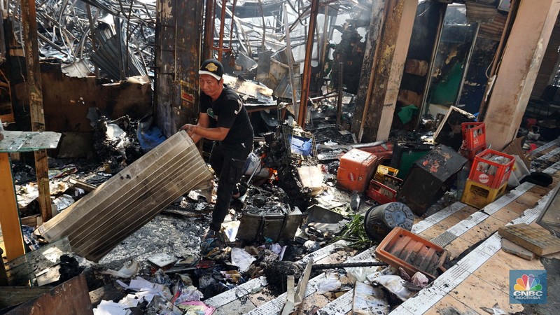 Petugas pemadam kebakaran memadamkan sisa api kebakaran Pasar Taman Puring, Kebayoran Baru, Jakarta, Selasa, (29/7/2025). (CNBC Indonesia/Muhammad Sabki)
