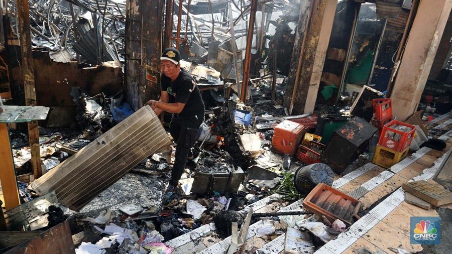 Petugas pemadam kebakaran memadamkan sisa api kebakaran Pasar Taman Puring, Kebayoran Baru, Jakarta, Selasa, (29/7/2025). (CNBC Indonesia/Muhammad Sabki)