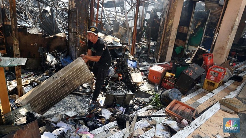 Petugas pemadam kebakaran memadamkan sisa api kebakaran Pasar Taman Puring, Kebayoran Baru, Jakarta, Selasa, (29/7/2025). (CNBC Indonesia/Muhammad Sabki)