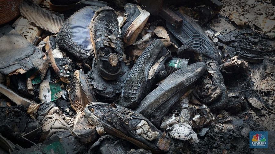 Petugas pemadam kebakaran memadamkan sisa api kebakaran Pasar Taman Puring, Kebayoran Baru, Jakarta, Selasa, (29/7/2025). (CNBC Indonesia/Muhammad Sabki)