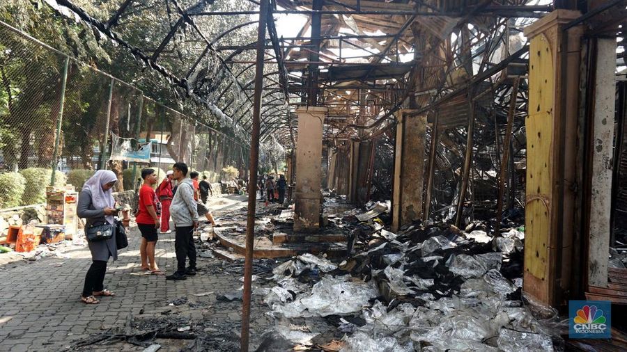 Petugas pemadam kebakaran memadamkan sisa api kebakaran Pasar Taman Puring, Kebayoran Baru, Jakarta, Selasa, (29/7/2025). (CNBC Indonesia/Muhammad Sabki)