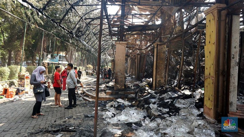 Petugas pemadam kebakaran memadamkan sisa api kebakaran Pasar Taman Puring, Kebayoran Baru, Jakarta, Selasa, (29/7/2025). (CNBC Indonesia/Muhammad Sabki)