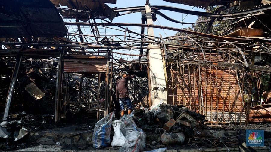 Petugas pemadam kebakaran memadamkan sisa api kebakaran Pasar Taman Puring, Kebayoran Baru, Jakarta, Selasa, (29/7/2025). (CNBC Indonesia/Muhammad Sabki)