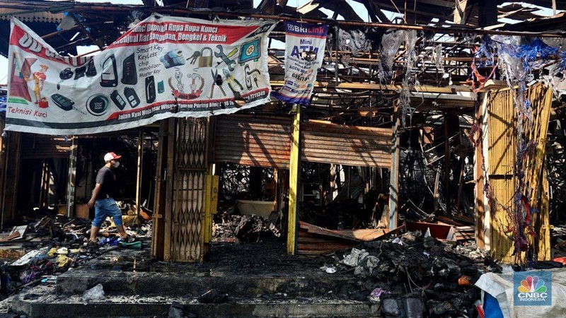 Petugas pemadam kebakaran memadamkan sisa api kebakaran Pasar Taman Puring, Kebayoran Baru, Jakarta, Selasa, (29/7/2025). (CNBC Indonesia/Muhammad Sabki)