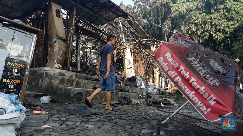 Petugas pemadam kebakaran memadamkan sisa api kebakaran Pasar Taman Puring, Kebayoran Baru, Jakarta, Selasa, (29/7/2025). (CNBC Indonesia/Muhammad Sabki)