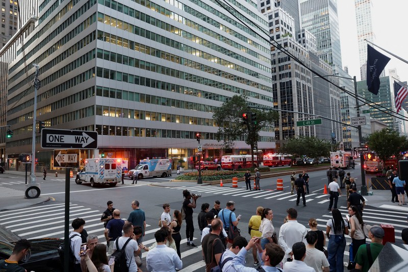 Anggota media berjalan melewati kendaraan layanan darurat di dekat lokasi kejadian penembakan yang dilaporkan di wilayah Manhattan, New York City, AS, 28 Juli 2025. Anggota media berjalan melewati kendaraan layanan darurat di dekat lokasi kejadian penembakan yang dilaporkan di wilayah Manhattan, New York City, AS, 28 Juli 2025. (REUTERS/Bing Guan)