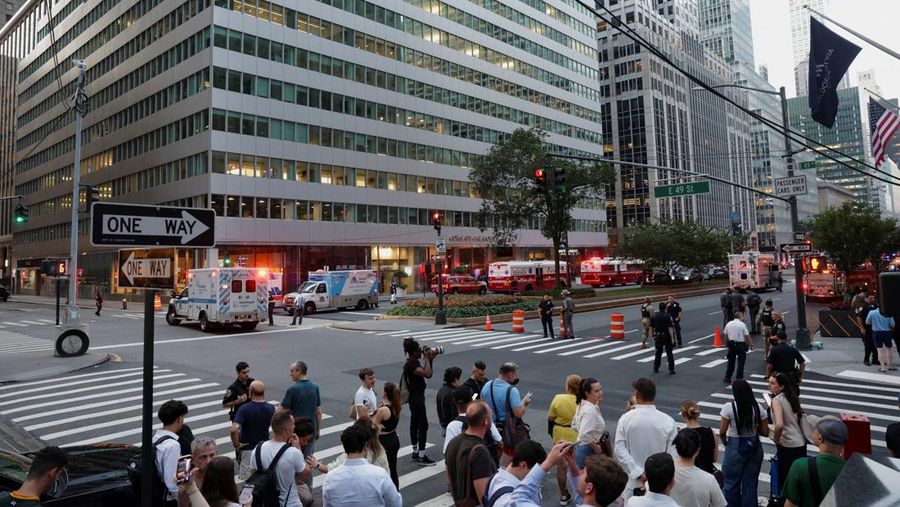 Anggota media berjalan melewati kendaraan layanan darurat di dekat lokasi kejadian penembakan yang dilaporkan di wilayah Manhattan, New York City, AS, 28 Juli 2025. (REUTERS/Bing Guan)