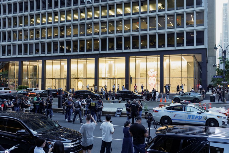 Anggota media berjalan melewati kendaraan layanan darurat di dekat lokasi kejadian penembakan yang dilaporkan di wilayah Manhattan, New York City, AS, 28 Juli 2025. Anggota media berjalan melewati kendaraan layanan darurat di dekat lokasi kejadian penembakan yang dilaporkan di wilayah Manhattan, New York City, AS, 28 Juli 2025. (REUTERS/Bing Guan)