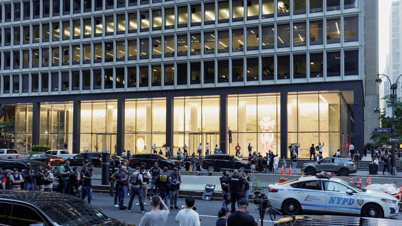 Anggota media berjalan melewati kendaraan layanan darurat di dekat lokasi kejadian penembakan yang dilaporkan di wilayah Manhattan, New York City, AS, 28 Juli 2025. (REUTERS/Bing Guan)
