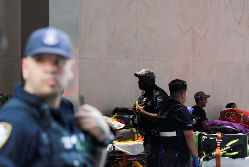 Anggota media berjalan melewati kendaraan layanan darurat di dekat lokasi kejadian penembakan yang dilaporkan di wilayah Manhattan, New York City, AS, 28 Juli 2025. Anggota media berjalan melewati kendaraan layanan darurat di dekat lokasi kejadian penembakan yang dilaporkan di wilayah Manhattan, New York City, AS, 28 Juli 2025. (REUTERS/Bing Guan)