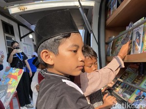 Senangnya Anak-anak Pemulung di Bantar Gebang Baca Buku dari Berbuatbaik