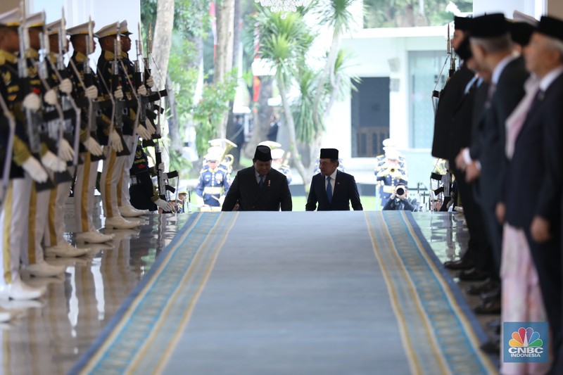Presiden Prabowo Subianto menerima kunjungan Perdana Menteri (PM) Malaysia Anwar Ibrahim di Istana Merdeka, Jakarta, Selasa (29/7/2025). Presiden Prabowo Subianto menerima kunjungan Perdana Menteri (PM) Malaysia Anwar Ibrahim di Istana Merdeka, Jakarta, Selasa (29/7/2025). (CNBC Indonesia/Tri Susilo)