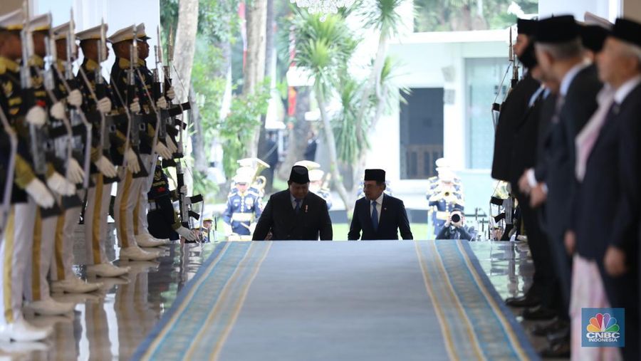 Presiden Prabowo Subianto menerima kunjungan Perdana Menteri (PM) Malaysia Anwar Ibrahim di Istana Merdeka, Jakarta, Selasa (29/7/2025). (CNBC Indonesia/Tri Susilo)