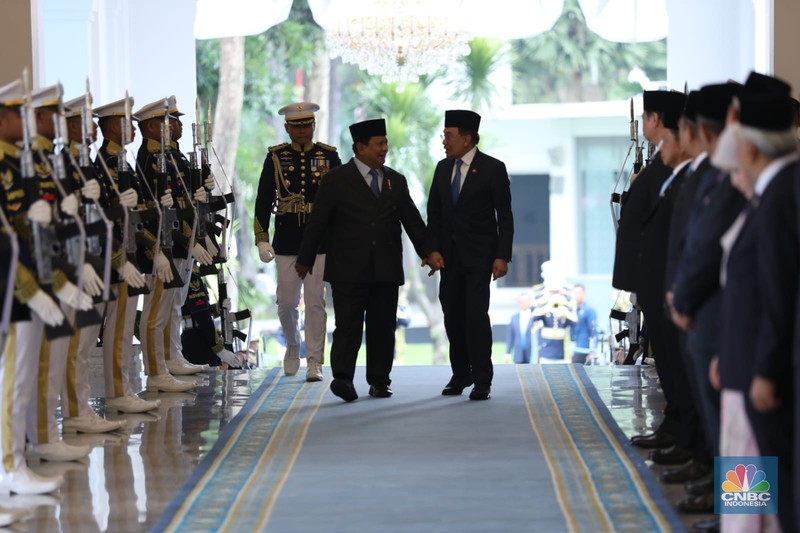 Presiden Prabowo Subianto menerima kunjungan Perdana Menteri (PM) Malaysia Anwar Ibrahim di Istana Merdeka, Jakarta, Selasa (29/7/2025). Presiden Prabowo Subianto menerima kunjungan Perdana Menteri (PM) Malaysia Anwar Ibrahim di Istana Merdeka, Jakarta, Selasa (29/7/2025). (CNBC Indonesia/Tri Susilo)