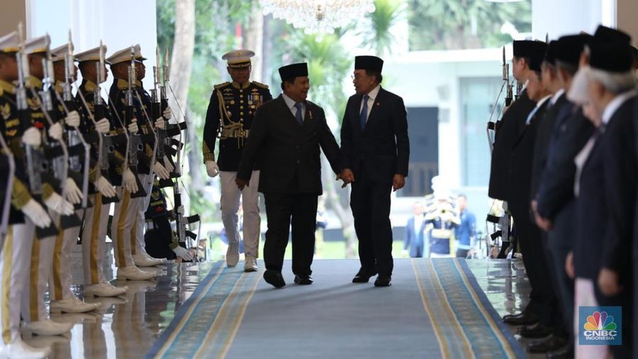 Presiden Prabowo Subianto menerima kunjungan Perdana Menteri (PM) Malaysia Anwar Ibrahim di Istana Merdeka, Jakarta, Selasa (29/7/2025). (CNBC Indonesia/Tri Susilo)