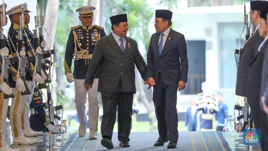 Presiden Prabowo Subianto menerima kunjungan Perdana Menteri (PM) Malaysia Anwar Ibrahim di Istana Merdeka, Jakarta, Selasa (29/7/2025). (CNBC Indonesia/Tri Susilo)