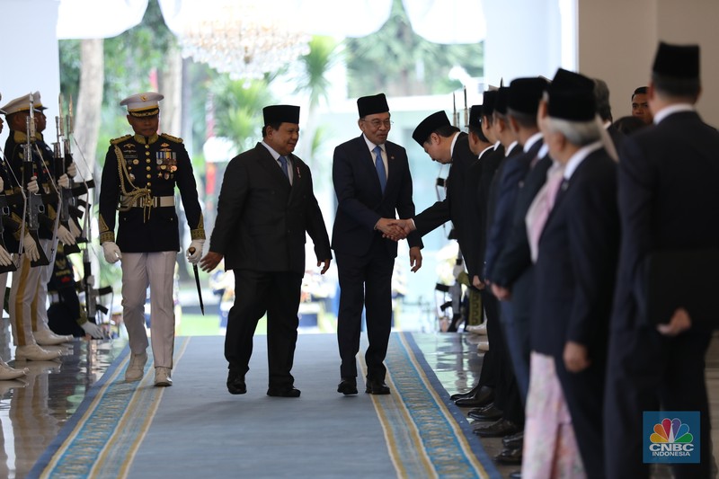 Presiden Prabowo Subianto menerima kunjungan Perdana Menteri (PM) Malaysia Anwar Ibrahim di Istana Merdeka, Jakarta, Selasa (29/7/2025). Presiden Prabowo Subianto menerima kunjungan Perdana Menteri (PM) Malaysia Anwar Ibrahim di Istana Merdeka, Jakarta, Selasa (29/7/2025). (CNBC Indonesia/Tri Susilo)