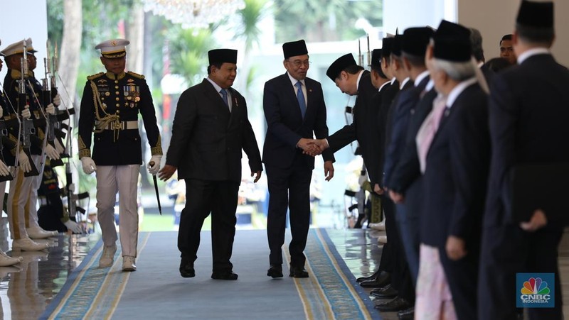 Presiden Prabowo Subianto menerima kunjungan Perdana Menteri (PM) Malaysia Anwar Ibrahim di Istana Merdeka, Jakarta, Selasa (29/7/2025). (CNBC Indonesia/Tri Susilo)