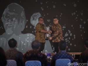 Romo Mangun Dapat Penghargaan Adiluhung detikJogja-Jateng Awards 2025
