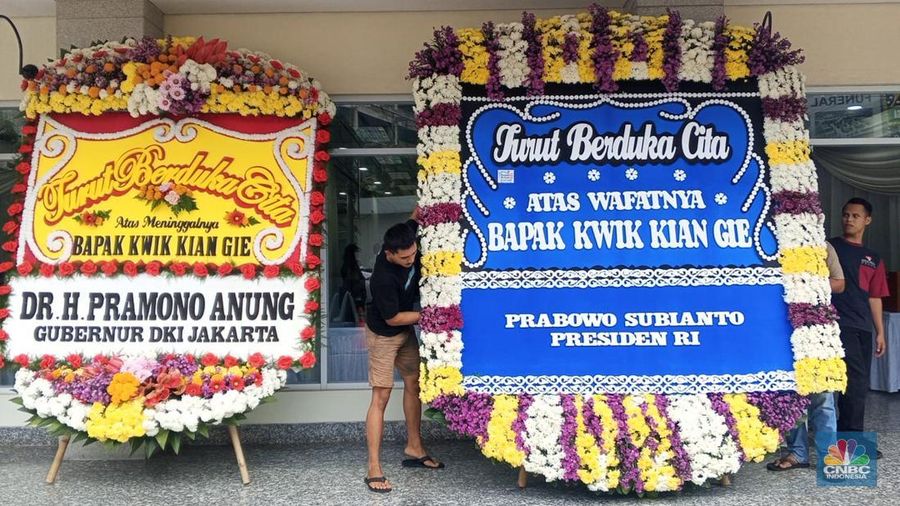 Sejumlah karangan bunga berdatangan atas wafatnya Kwik Kian Gie di Di rumah duka Sentosa, RSPAD Gatot Subroto, Jakarta, Selasa (29/7/2025). (CNBC Indonesia/Robertus Andrianto)