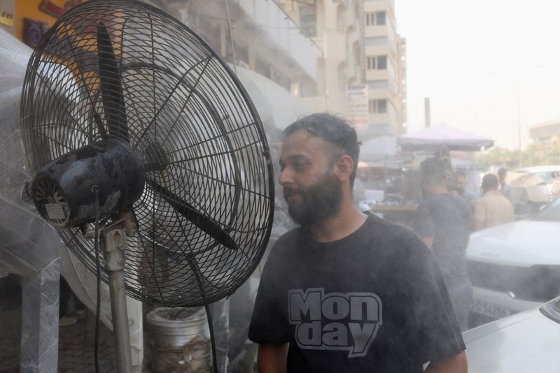 Seorang pria mendinginkan wajahnya dengan kabut air dari alat penyiram selama gelombang panas di Baghdad, Irak, 28 Juli 2025. Seorang pria mendinginkan wajahnya dengan kabut air dari alat penyiram selama gelombang panas di Baghdad, Irak, 28 Juli 2025. (REUTERS/Ahmed Saad)