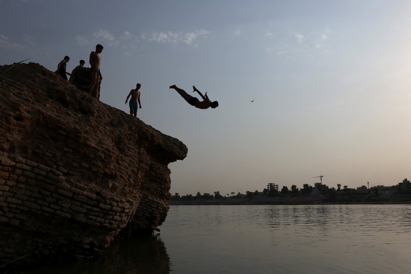 Seorang pria mendinginkan wajahnya dengan kabut air dari alat penyiram selama gelombang panas di Baghdad, Irak, 28 Juli 2025. Seorang pria mendinginkan wajahnya dengan kabut air dari alat penyiram selama gelombang panas di Baghdad, Irak, 28 Juli 2025. (REUTERS/Ahmed Saad)