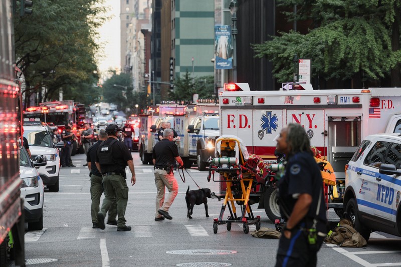 Anggota media berjalan melewati kendaraan layanan darurat di dekat lokasi kejadian penembakan yang dilaporkan di wilayah Manhattan, New York City, AS, 28 Juli 2025. Anggota media berjalan melewati kendaraan layanan darurat di dekat lokasi kejadian penembakan yang dilaporkan di wilayah Manhattan, New York City, AS, 28 Juli 2025. (REUTERS/Bing Guan)