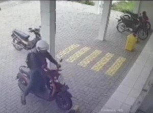 Pria Berjaket Terekam CCTV Ngembat Motor Karyawan Toko di Jemawan Klaten