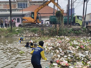 DLHK Sidoarjo Bakal Pasang 1.000 Jaring Sampah di Sungai