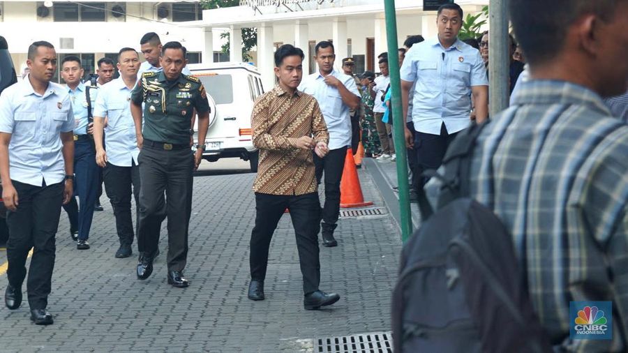 Menteri Keuangan Sri Mulyani di Rumah Duka Sentosa tempat mantan Menteri Koordinator Bidang Perekonomian, Kwik Kian Gie disemayamkan, RSPAD Gatot Subroto, Jakarta Pusat, Selasa (29/7/2025). (CNBC Indonesia/Muhammad Sabki)