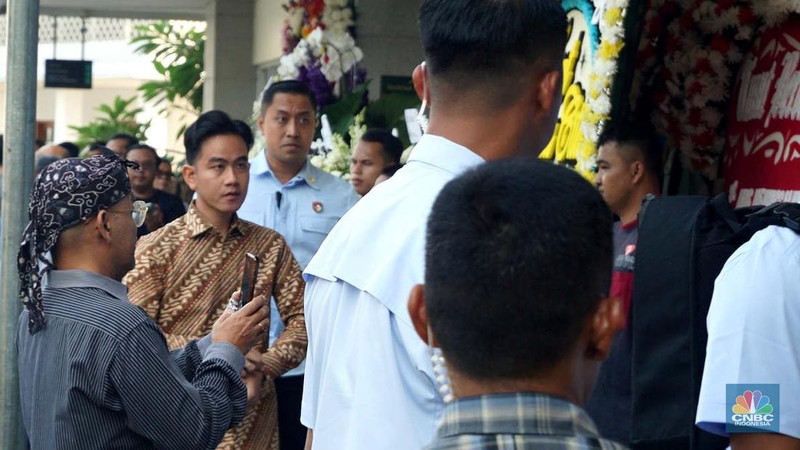 Menteri Keuangan Sri Mulyani di Rumah Duka Sentosa tempat mantan Menteri Koordinator Bidang Perekonomian, Kwik Kian Gie disemayamkan, RSPAD Gatot Subroto, Jakarta Pusat, Selasa (29/7/2025). (CNBC Indonesia/Muhammad Sabki)