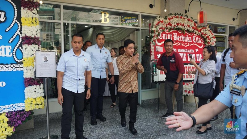 Menteri Keuangan Sri Mulyani di Rumah Duka Sentosa tempat mantan Menteri Koordinator Bidang Perekonomian, Kwik Kian Gie disemayamkan, RSPAD Gatot Subroto, Jakarta Pusat, Selasa (29/7/2025). (CNBC Indonesia/Muhammad Sabki)