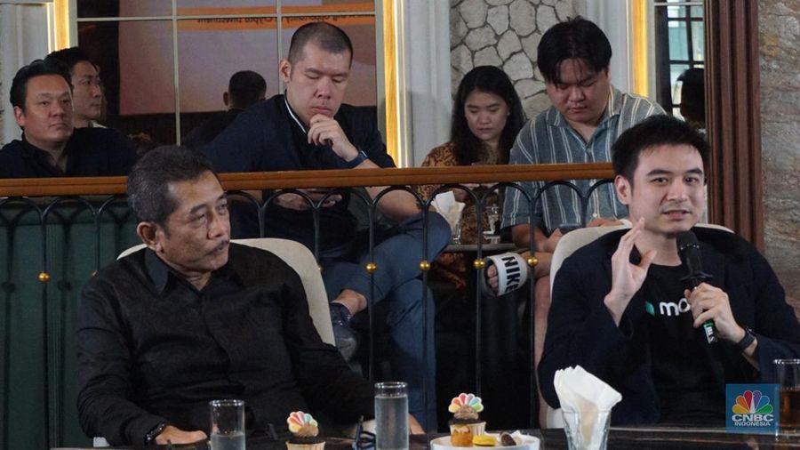 Chief Product Officer Mobee, Geoffrey James menyampaikan paparan dalam Coffee Morning with Mobee di Jakarta, Rabu (30/7/2025). (CNBC Indonesia/Muhammad Sabki)