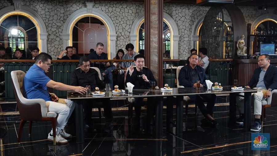 Chief Product Officer Mobee, Geoffrey James menyampaikan paparan dalam Coffee Morning with Mobee di Jakarta, Rabu (30/7/2025). (CNBC Indonesia/Muhammad Sabki)