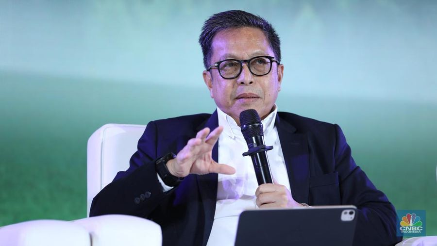 Deputi Bidang Pengendalian Pencemaran dan Kerusakan Lingkungan, Kementerian Lingkungan Hidup / Badan Pengendalian Lingkungan Hidup Republik Indonesia, Rasio Ridho Sani menyampaikan paparan dalam acara Merdeka Polusi di 25Hours Hotel, Jakarta, Rabu (30/7/2025). (CNCB Indonesia/Tri Susilo)
