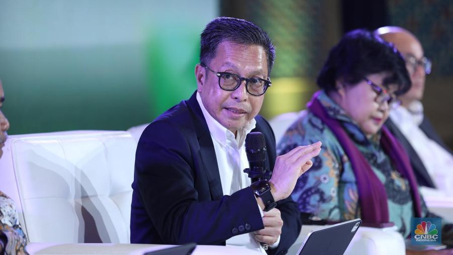 Deputi Bidang Pengendalian Pencemaran dan Kerusakan Lingkungan, Kementerian Lingkungan Hidup / Badan Pengendalian Lingkungan Hidup Republik Indonesia, Rasio Ridho Sani menyampaikan paparan dalam acara Merdeka Polusi di 25Hours Hotel, Jakarta, Rabu (30/7/2025). (CNCB Indonesia/Tri Susilo)
