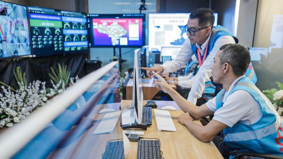 Direktur Utama PLN, Darmawan Prasodjo mendampingi petugas PLN memonitor kelistrikan secara digital. Transformasi digital secara end-to-end mampu membawa PLN menorehkan kinerja apik sehingga masuk ke dalam daftar Fortune Global 500. (Dok. PT PLN (Persero))