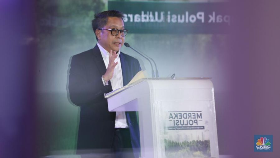 Deputi Bidang Pengendalian Pencemaran dan Kerusakan Lingkungan, Kementerian Lingkungan Hidup / Badan Pengendalian Lingkungan Hidup Republik Indonesia, Rasio Ridho Sani menyampaikan paparan dalam acara Merdeka Polusi di 25Hours Hotel, Jakarta, Rabu (30/7/2025). (CNCB Indonesia/Tri Susilo)