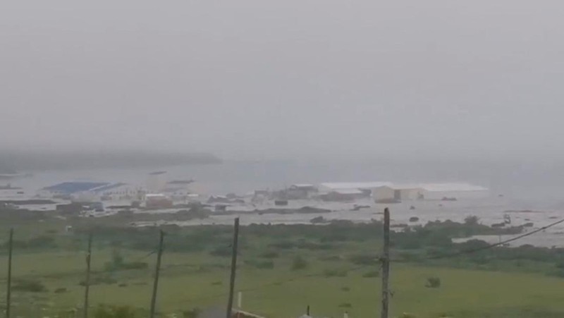 Gelombang dahsyat menghantam sebuah bangunan yang terletak di dekat pantai, setelah gempa bumi dahsyat melanda Semenanjung Kamchatka, di Severo-Kurilsk, Wilayah Sakhalin, Rusia, 30 Juli 2025 dalam tangkapan layar yang diperoleh dari media sosial. (video Social media/via REUTERS)