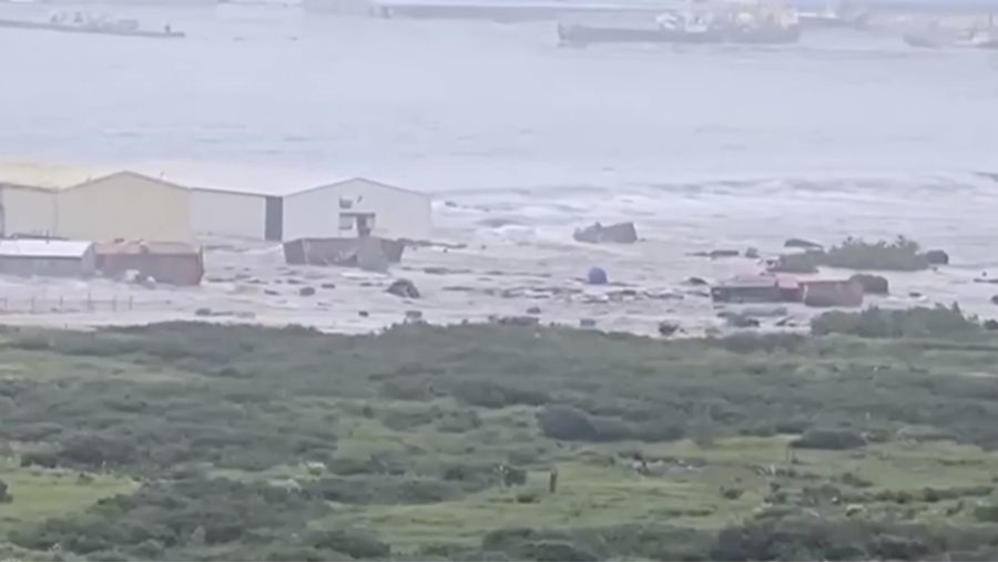 Gelombang dahsyat menghantam sebuah bangunan yang terletak di dekat pantai, setelah gempa bumi dahsyat melanda Semenanjung Kamchatka, di Severo-Kurilsk, Wilayah Sakhalin, Rusia, 30 Juli 2025 dalam tangkapan layar yang diperoleh dari media sosial. (video Social media/via REUTERS)