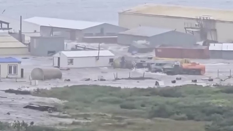 Gelombang dahsyat menghantam sebuah bangunan yang terletak di dekat pantai, setelah gempa bumi dahsyat melanda Semenanjung Kamchatka, di Severo-Kurilsk, Wilayah Sakhalin, Rusia, 30 Juli 2025 dalam tangkapan layar yang diperoleh dari media sosial. (video Social media/via REUTERS)